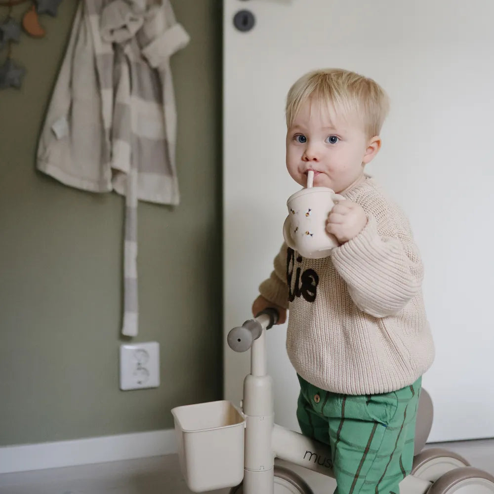 Mushie silikone træningskop med sugerør