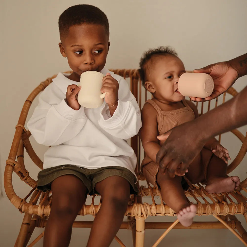 Mushie silikone træningskop med sugerør