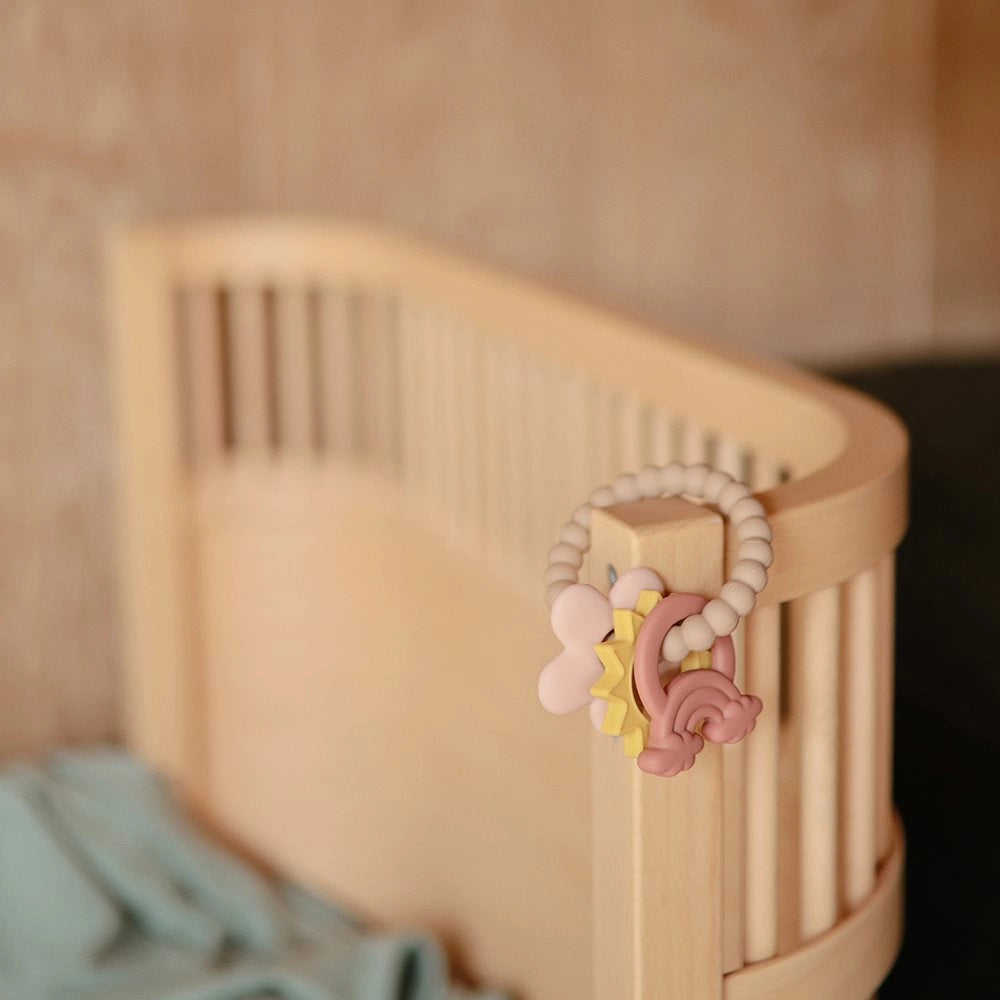 Mushie bidering Nature hængt på tremmeseng – silikone bidering til baby og tandfrembrud i rolige farver