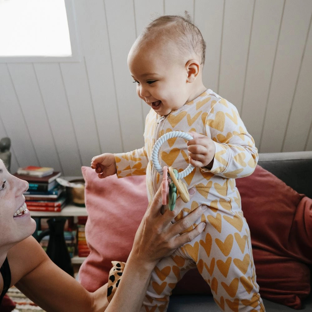 Baby leger med Mushie bidering Western i stuen – funktionel bidering i silikone til baby og små hænder