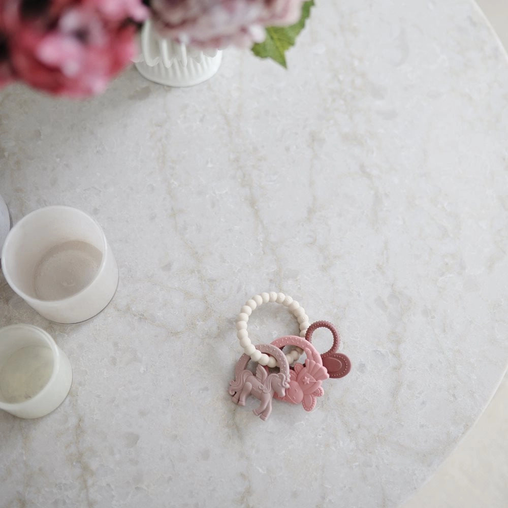 Mushie bidering Fairy med fine detaljer på bord – stilren silikone bidering til baby og ømme gummer